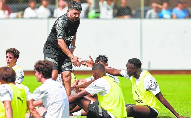 Gattuso vapea sobre el césped mientras entrena