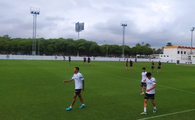 El Valencia CF sigue su puesta en marcha con las ausencias de Marmardashvili y Uros Racic