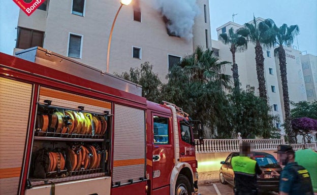 Evacúan un edificio de cinco alturas en Guardamar por el incendio de una vivienda