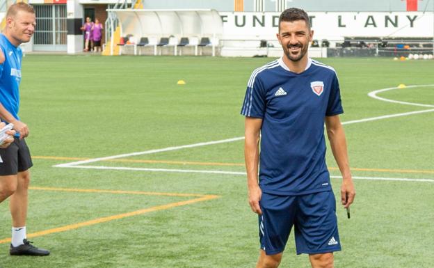 David Villa disfruta enseñando a los más jóvenes en su nuevo campus