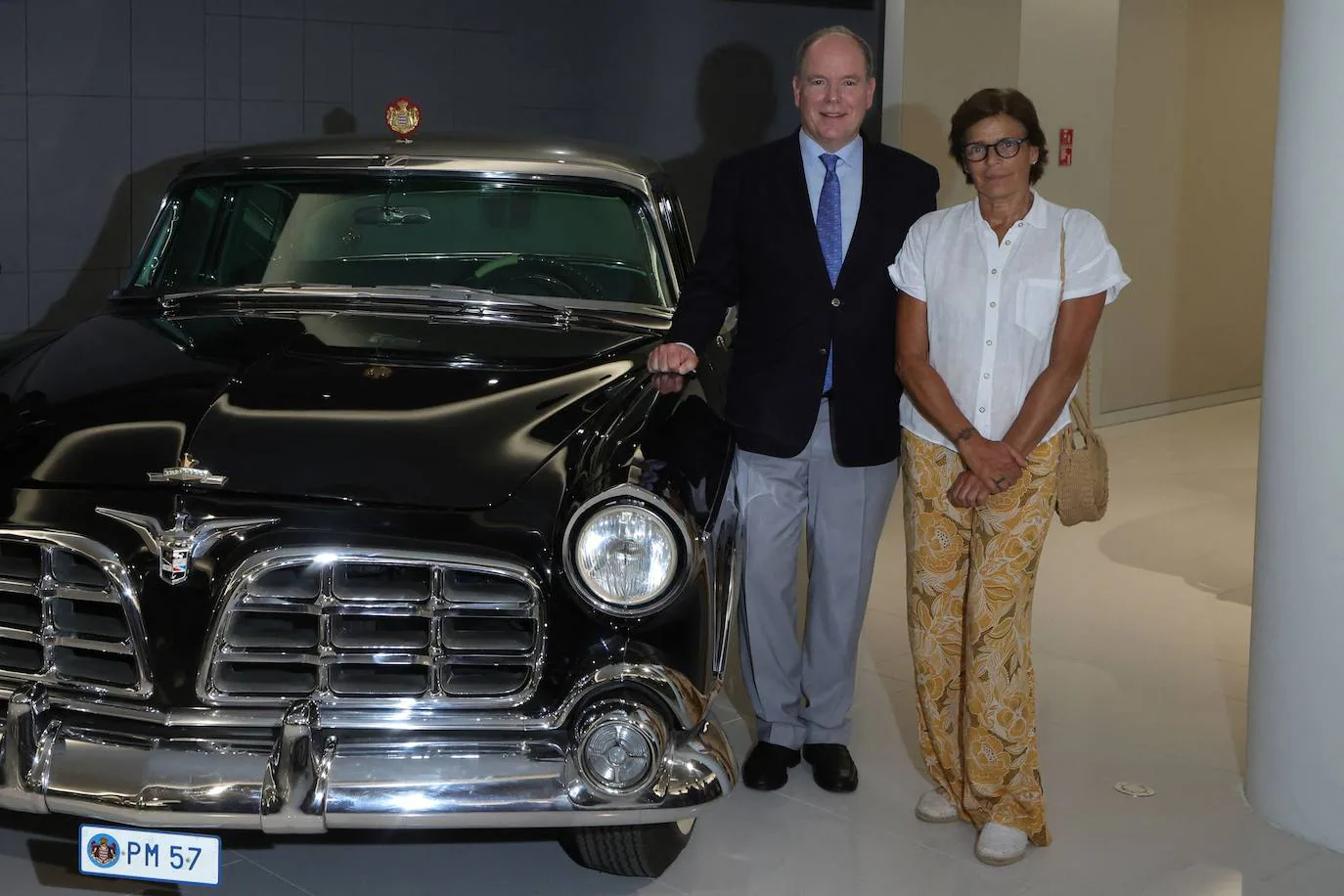 El príncipe Alberto de Mónaco muestra su colección privada de coches