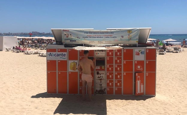 Así son las taquillas instaladas en la playa del Postiguet para este verano