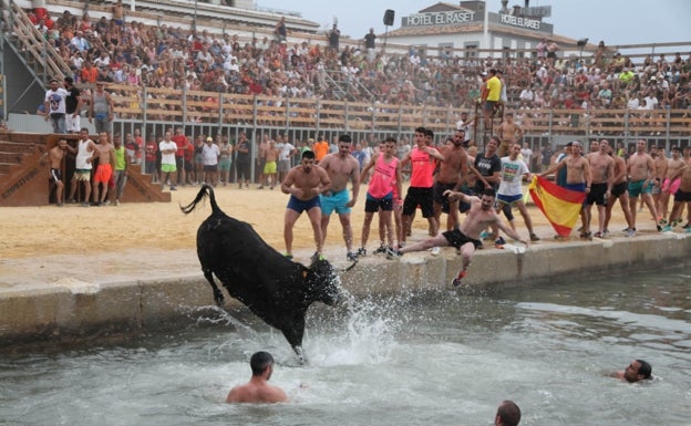 Dos asociaciones animalistas se manifestarán contra los bous a la mar de Dénia