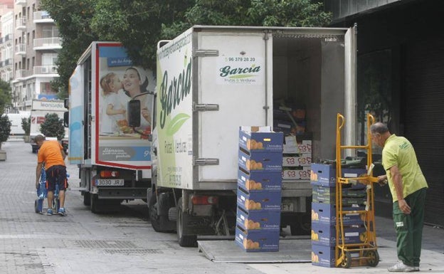 Comerciantes y hosteleros arremeten contra el cobro de la carga y descarga en Valencia