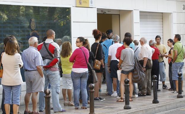 Dónde renovar el DNI o el pasaporte en Valencia sin esperas: las comisarías donde aún hay citas antes de septiembre