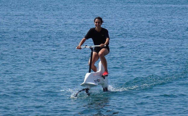 El ciclismo acuático echa a nadar en las playas de La Vila Joiosa