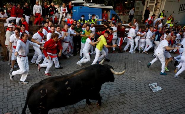 Un valenciano resulta herido en la cara durante el encierro de los Sanfermines de este domingo
