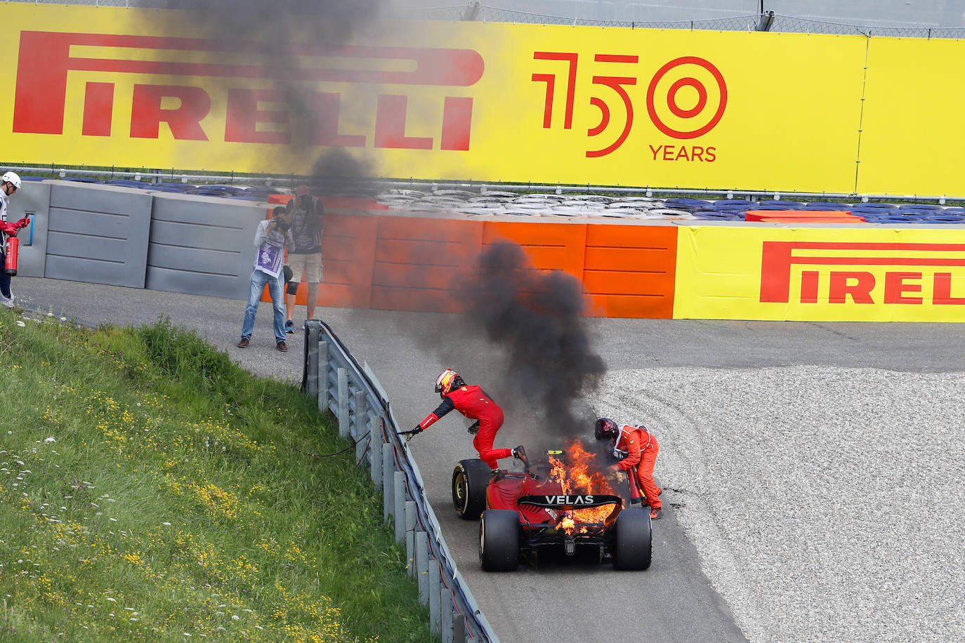 El ferrari de Carlos Sainz en llamas en el GP de Austria 2022
