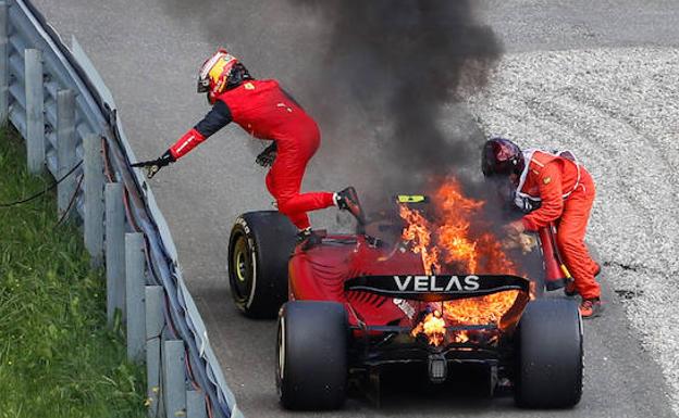 Segundos dramáticos en la Fórmula 1: el coche de Carlos Sainz devorado por el fuego