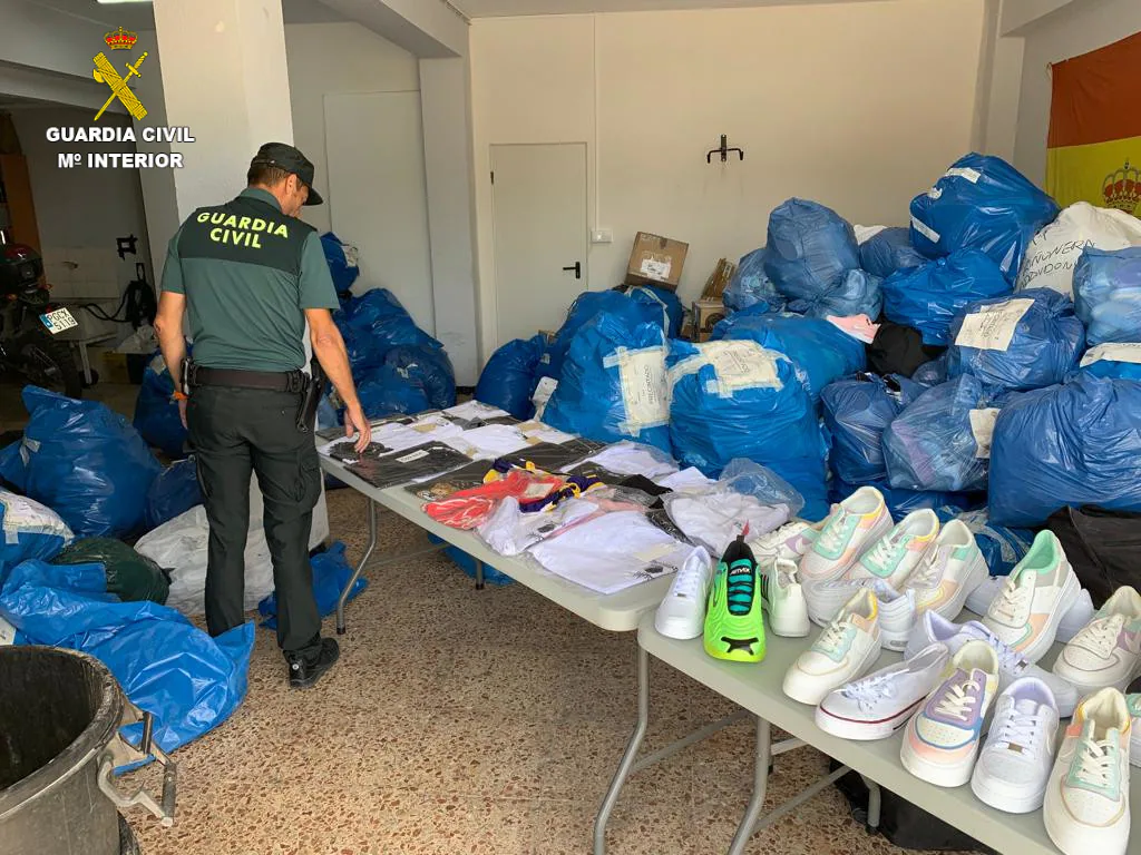 estético Mediar Asesor Intervienen más de 6.300 piezas de material falsificado en un mercadillo en  Benaguasil | Las Provincias