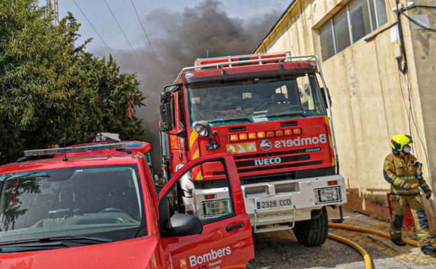 Dos heridos al arder la maquinaria de un asador de pollos en La Vila Joiosa