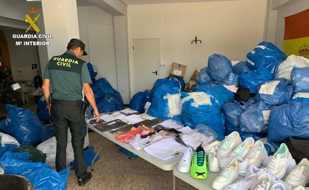 Intervienen más de 6.300 piezas de material falsificado en un mercadillo en Benaguasil