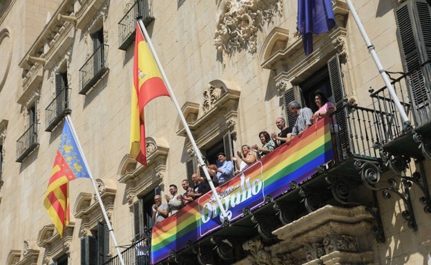 El Ayuntamiento despliega una pancarta con la bandera LGTBI para marcar el inicio de la semana del Orgullo