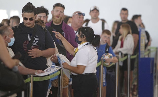 Largas colas en los mostradores de Ryanair del aeropuerto de Alicante debido a la huelga