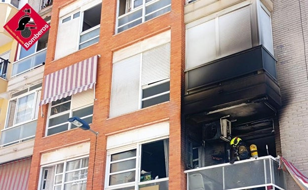 Confinan un edificio en Torrevieja por el incendio de una vivienda