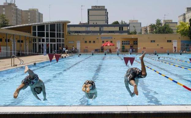 Noches de fiesta en la piscina del Parque del Oeste de Valencia