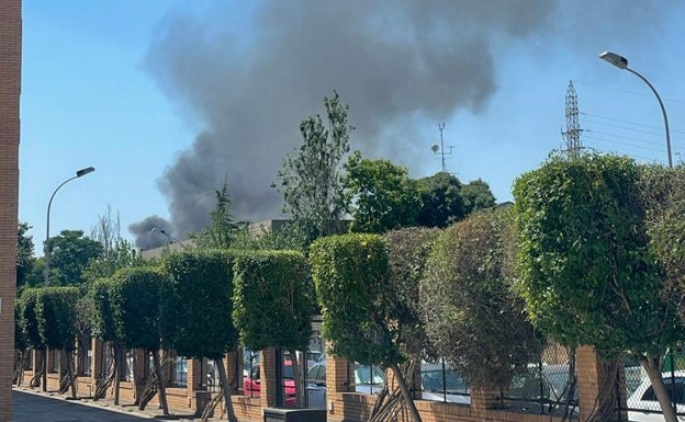 Un incendio en una alquería abandonada provoca una gran columna de humo en Valencia