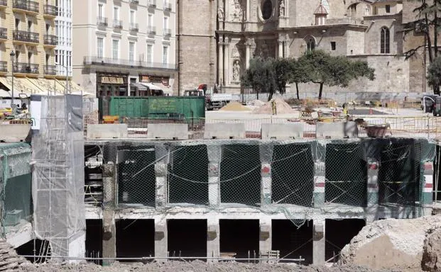 Obras en la Plaza de la Reina donde se puede ver el parking