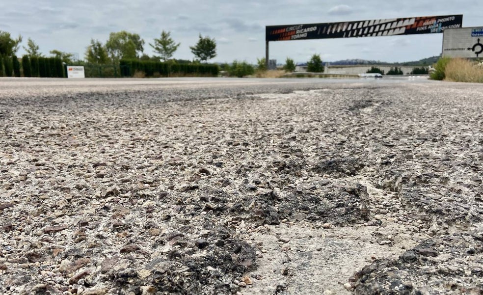 El principal acceso al Circuit Ricardo Tormo está lleno de socavones