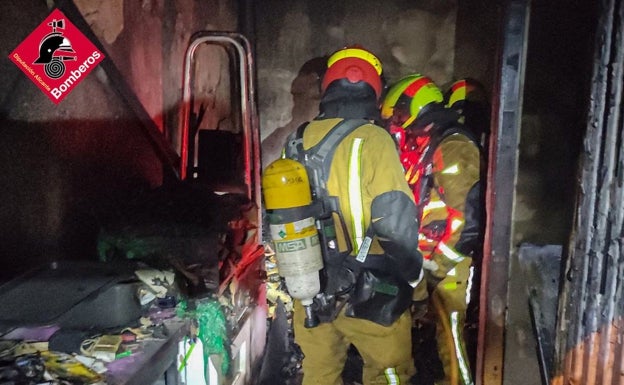 Arde una vivienda en Crevillente tras la quema de cobre en la parte exterior