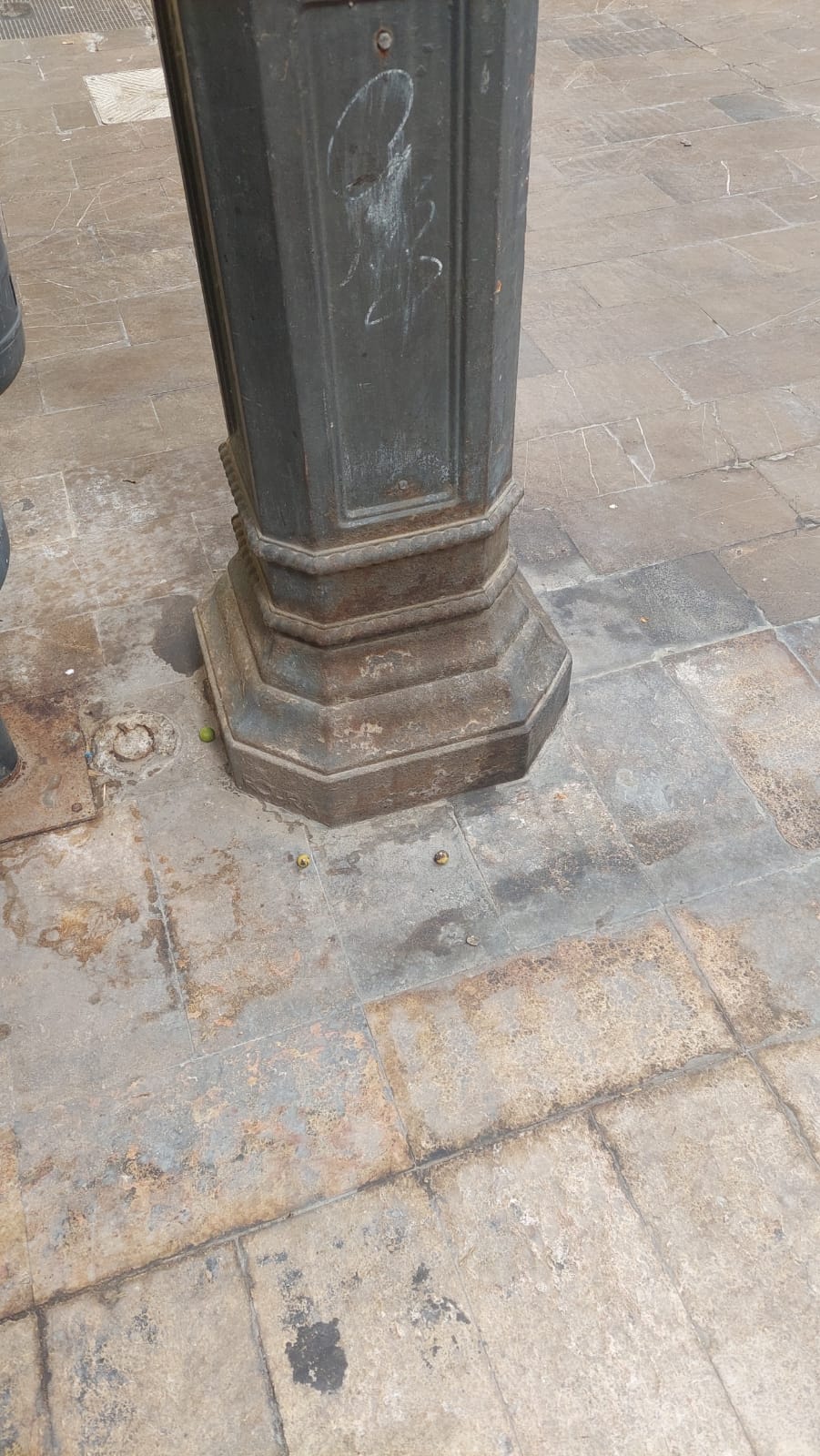 Lo que (apenas) se ve de las farolas de Valencia