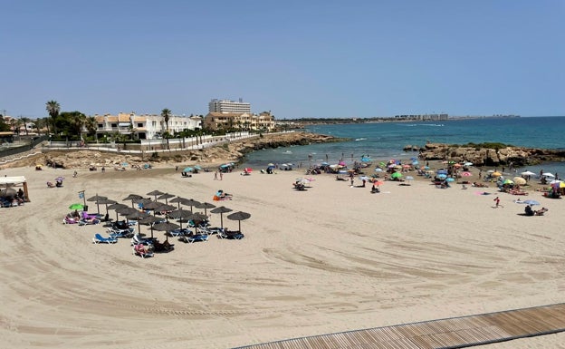 Reabren al baño las tres playas de Orihuela 24 horas después de detectarse alta contaminación residual