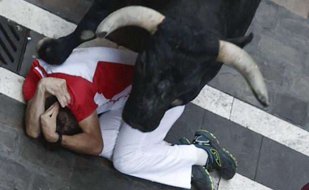 Los toros de Miura cierran los encierros con un herido por asta