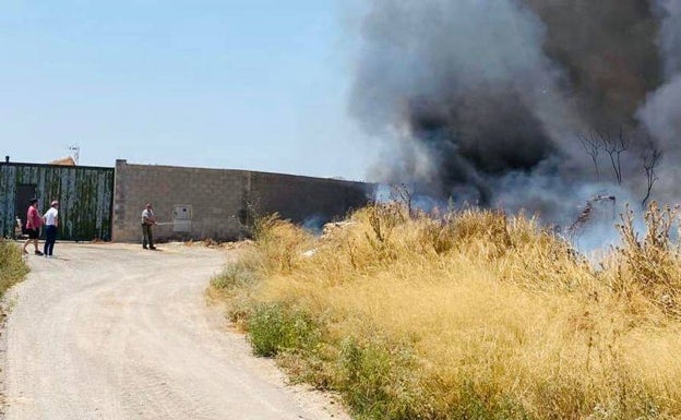 Un incendio afecta a una zona cercana al ecoparque de Benaguasil