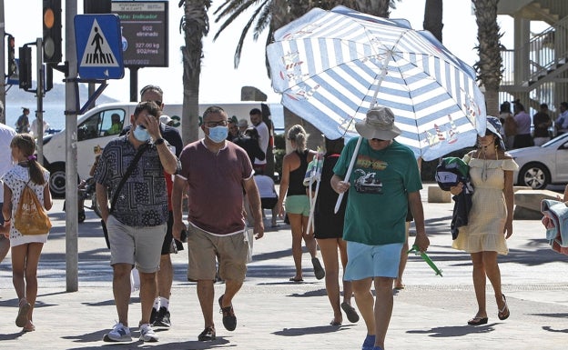 Sombrillas por las calles de Alicante para combatir el intenso calor