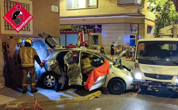 Así fue el rescate de dos mujeres en Elche tras chocar su vehículo con un camión de residuos