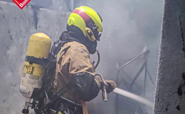 Arde el patio de luces de un edificio de Callosa d'en Sarrià provocando «daños de consideración»