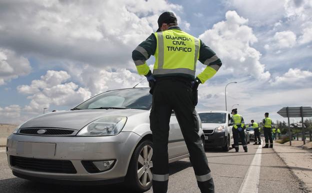 La multa de la DGT por retocarte el maquillaje en el coche