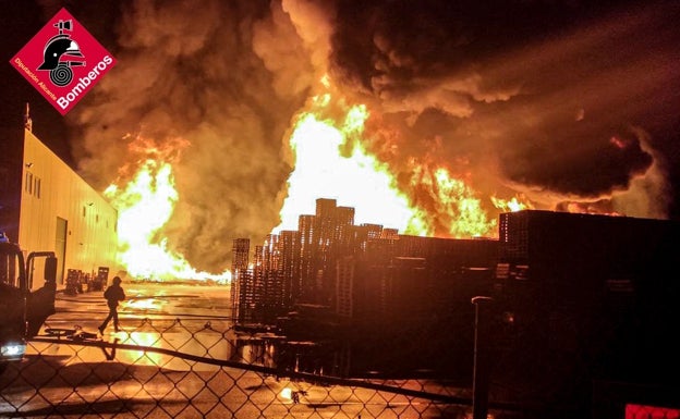 Aparatoso incendio esta madrugada en una fábrica de almacén de pallets en Elche