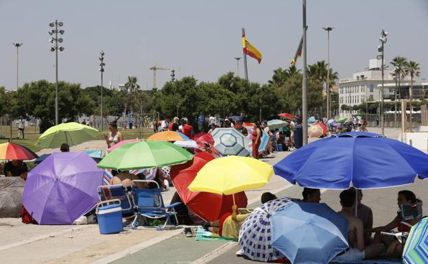 Colas en plena ola de calor para ser los primeros en ver a Rosalía en Valencia