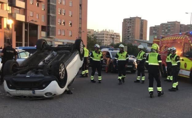 Un coche vuelca en la rotonda de la fuente de los anzuelos en Valencia