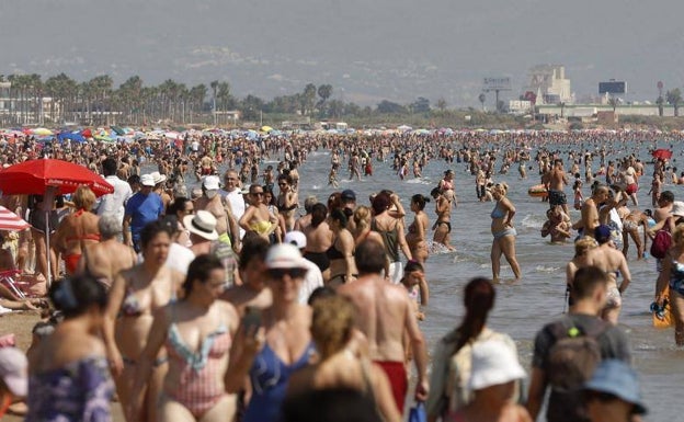 Las playas de Valencia, abarrotadas para combatir el calor y con desembarco de madrileños