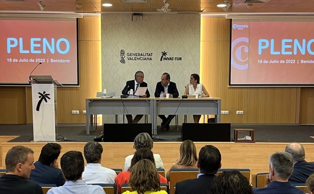 La Cámara de Comercio de Alicante rechaza la tasa turística y la califica como «un golpe al sector»