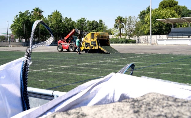 Benetússer invierte 230.000 euros en la renovación del césped artificial del campo de fútbol municipal