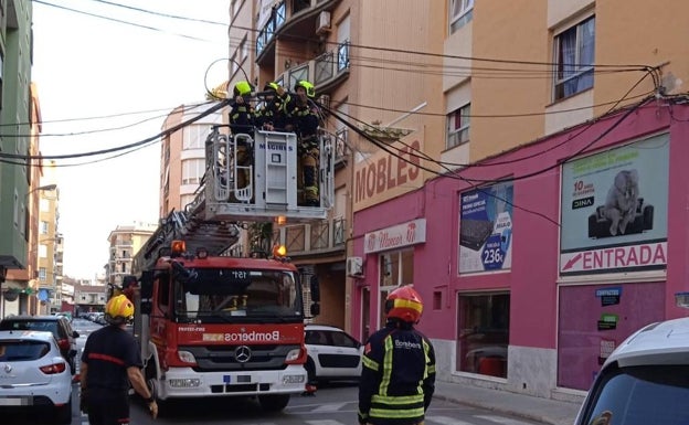 Cortada al tráfico la calle Lepanto de Dénia por unos cables que se han descolgado