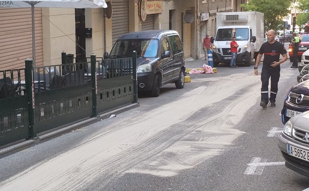 El vertido de aceite de un vehículo obliga a cortar el tráfico en dos calles de Alcoi