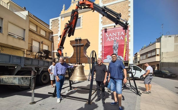 Las campanas de la parroquia Nuestra Señora de los Ángeles de Albal vuelven a su lugar tras una restauración