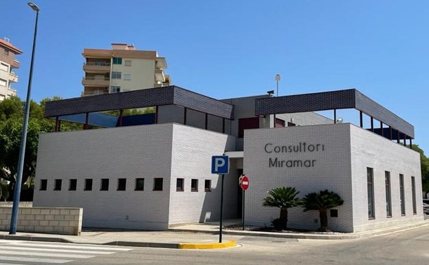 La reducción de la atención en los consultorios de playa de la Safor provoca el colapso de Urgencias