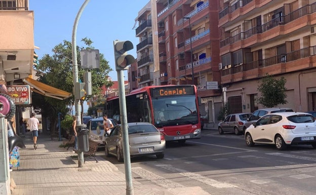 El infierno de coger el autobús en Pinedo durante el verano