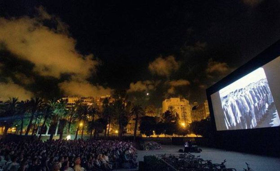 Una gran sala de cine en medio del bosque