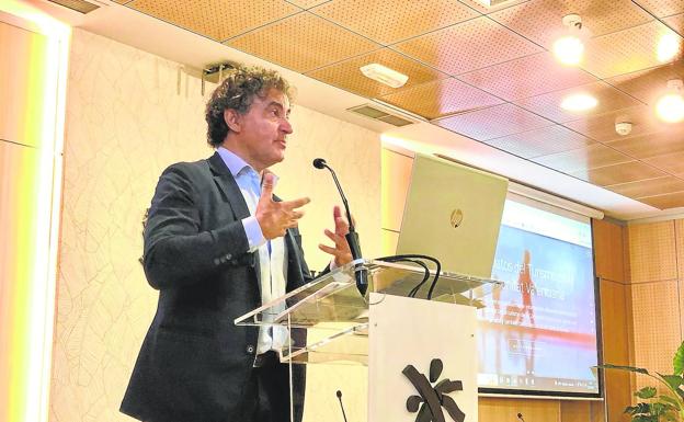 Colomer mantiene el pulso al Consell y avala el informe que carga contra la tasa turística