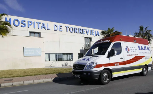 Una de las fachadas del Hospital de Torrevieja. 