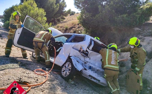 Rescatan a una mujer que quedó atrapada en su vehículo tras volcar en la AP-7 en Benidorm