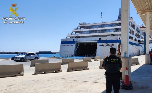 Auxilian a una niña de 3 años a punto de asfixiarse tras haber ingerido trozos de plástico en el puerto de Alicante