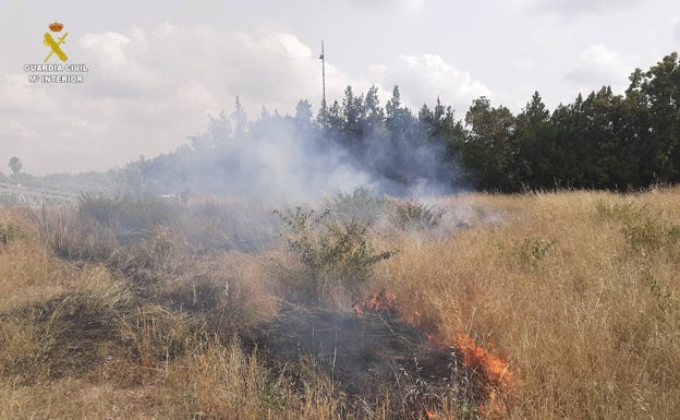 Investigan a un pirómano como presunto autor de cuatro incendios en Picassent y Alcàsser