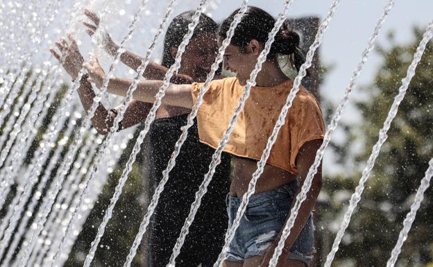 Aemet sube el aviso por calor extremo y Sanidad alerta de noches tórridas en la Comunitat Valenciana